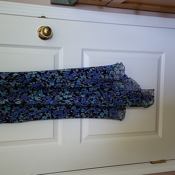 Beautiful Floral Pattern Dress - Picture 2 of 4